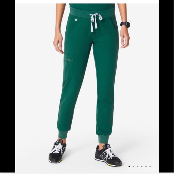 NWT FIGS Scrub Set JOGGERS & Casma TOP in  Green - Picture 8 of 13